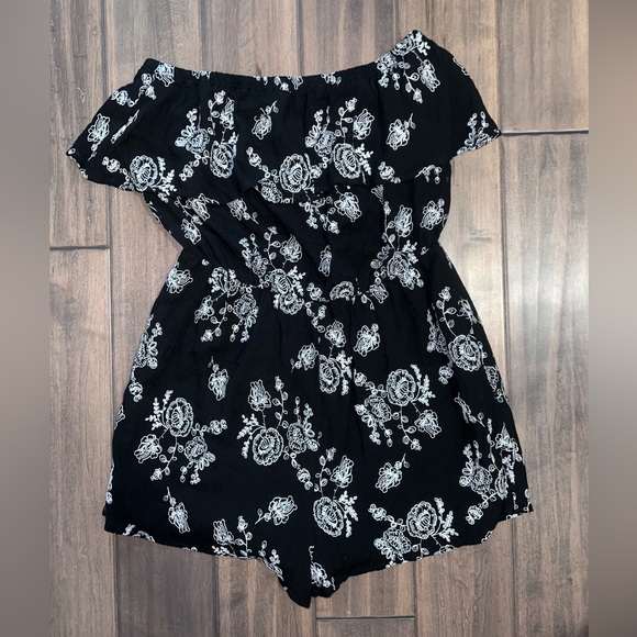 LA CLASSE BOUTIQUE ROMPER - Picture 1 of 5